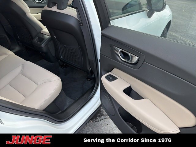 2026 Volvo XC60 Plus - Photo 17