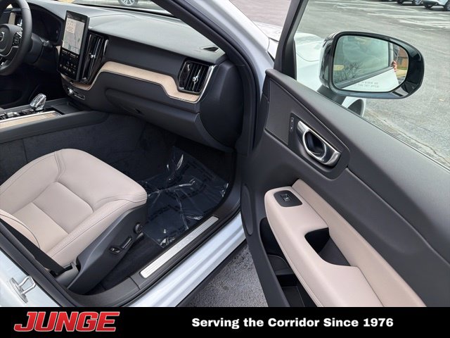 2026 Volvo XC60 Plus - Photo 18