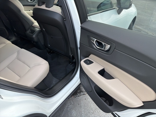 2026 Volvo XC60 Plus - Photo 17