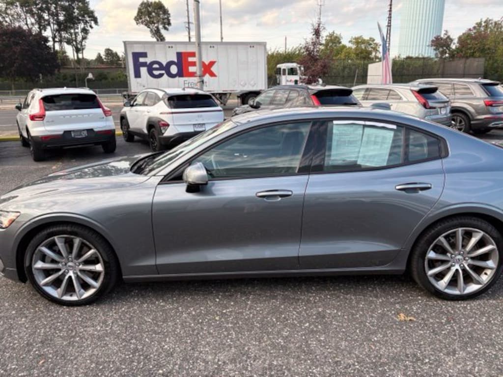 Used 2020 Volvo S60 T6 Momentum Sedan