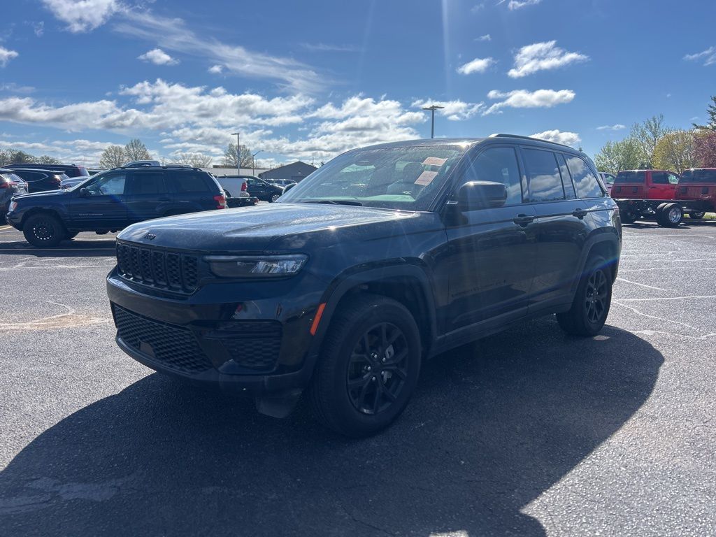 Used 2024 Jeep Grand Cherokee Laredo SUV