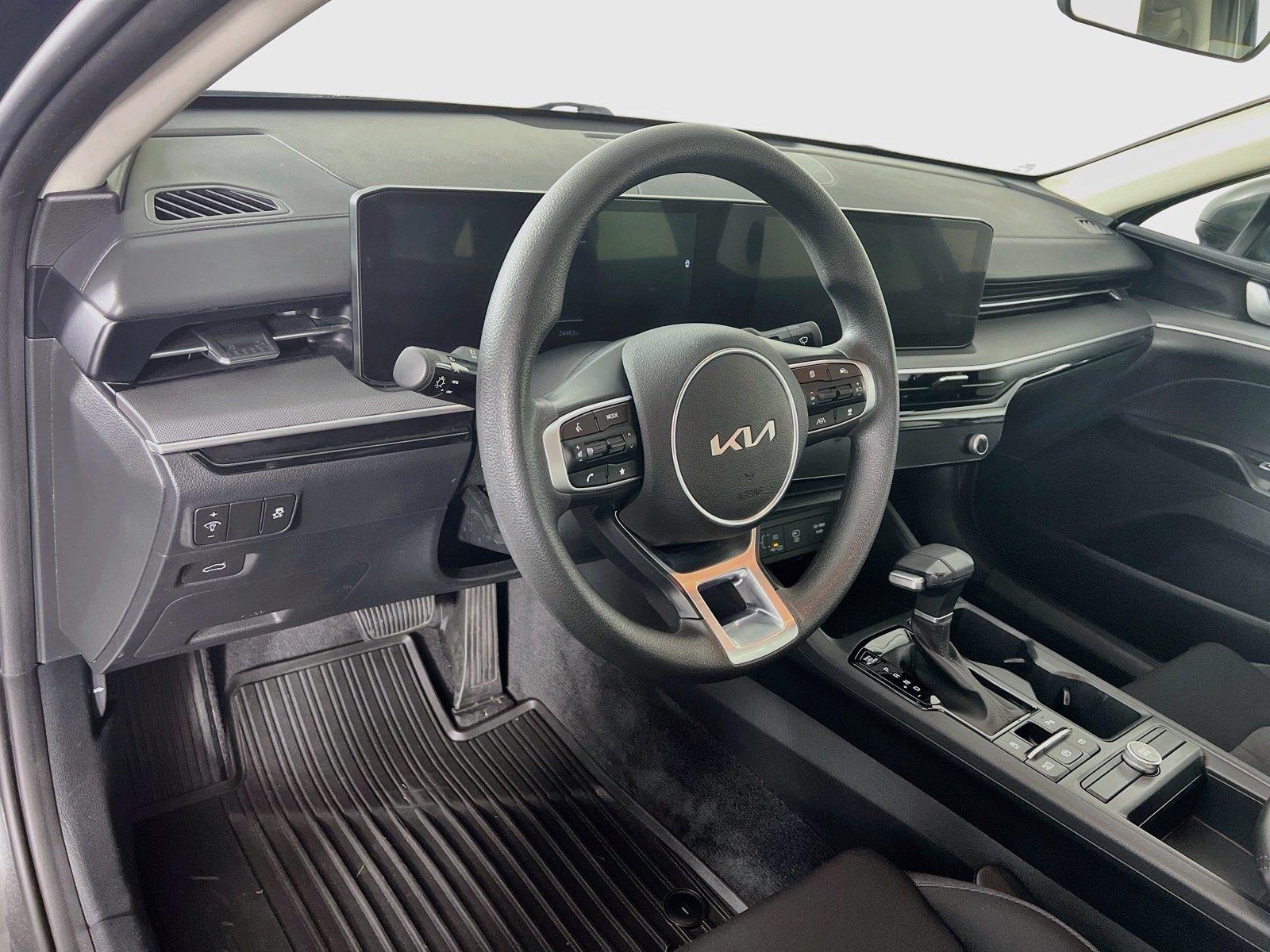 2025 Kia K5 LXS - Photo 10