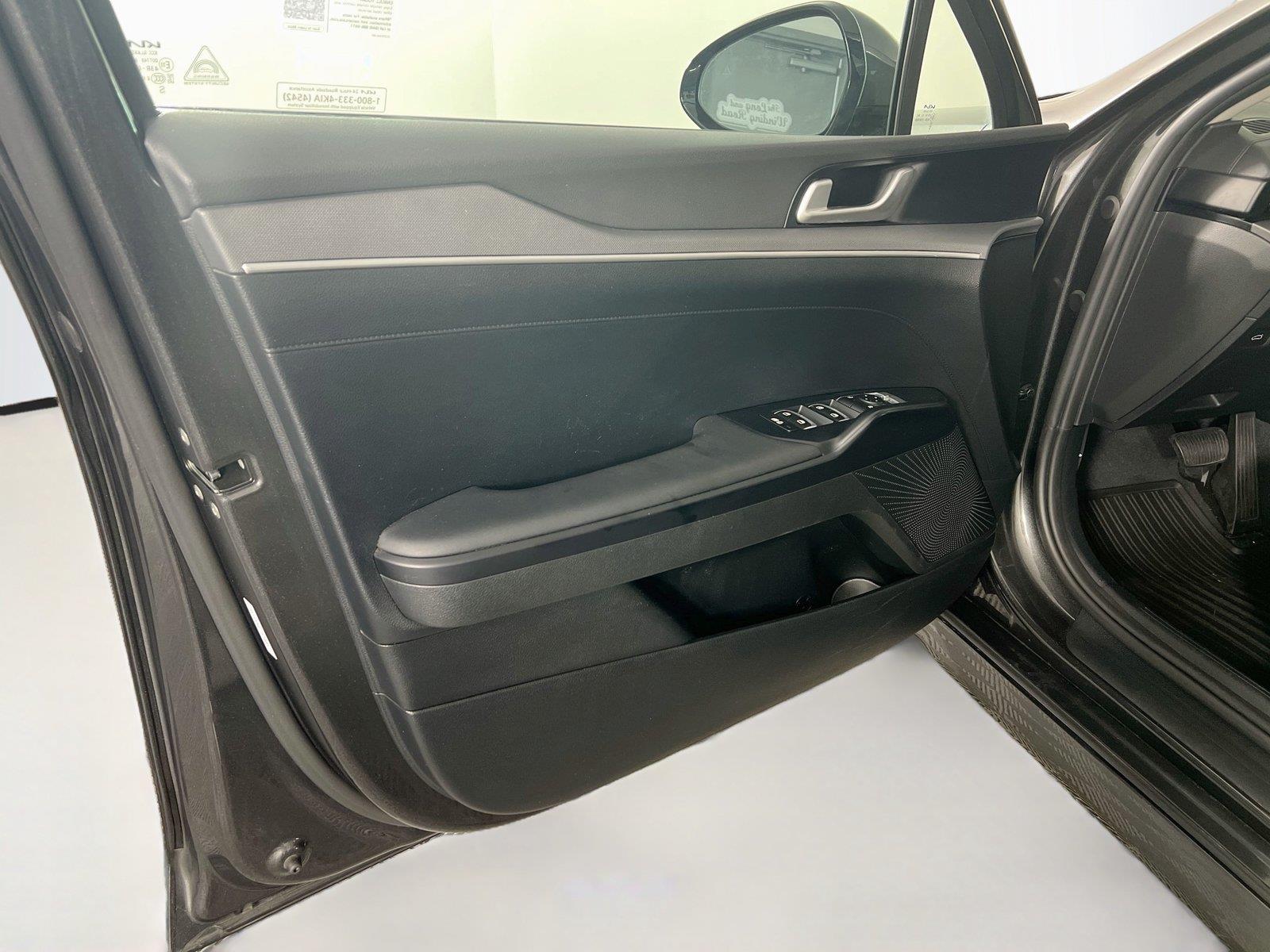2025 Kia K5 LXS - Photo 18