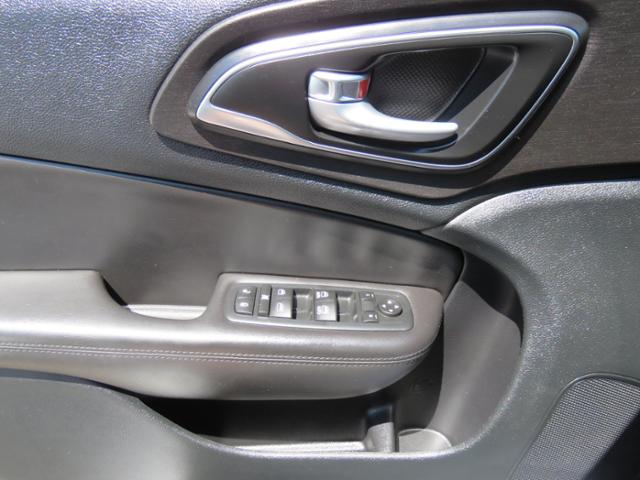 2017 Chrysler 200 Limited - Photo 13