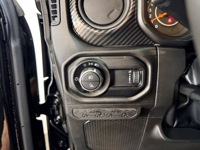 2025 Jeep Gladiator Nighthawk - Photo 17