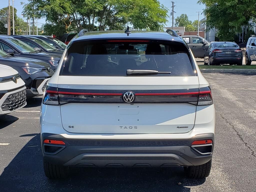 New 2026 Volkswagen Taos 1.5T SE Black SUV