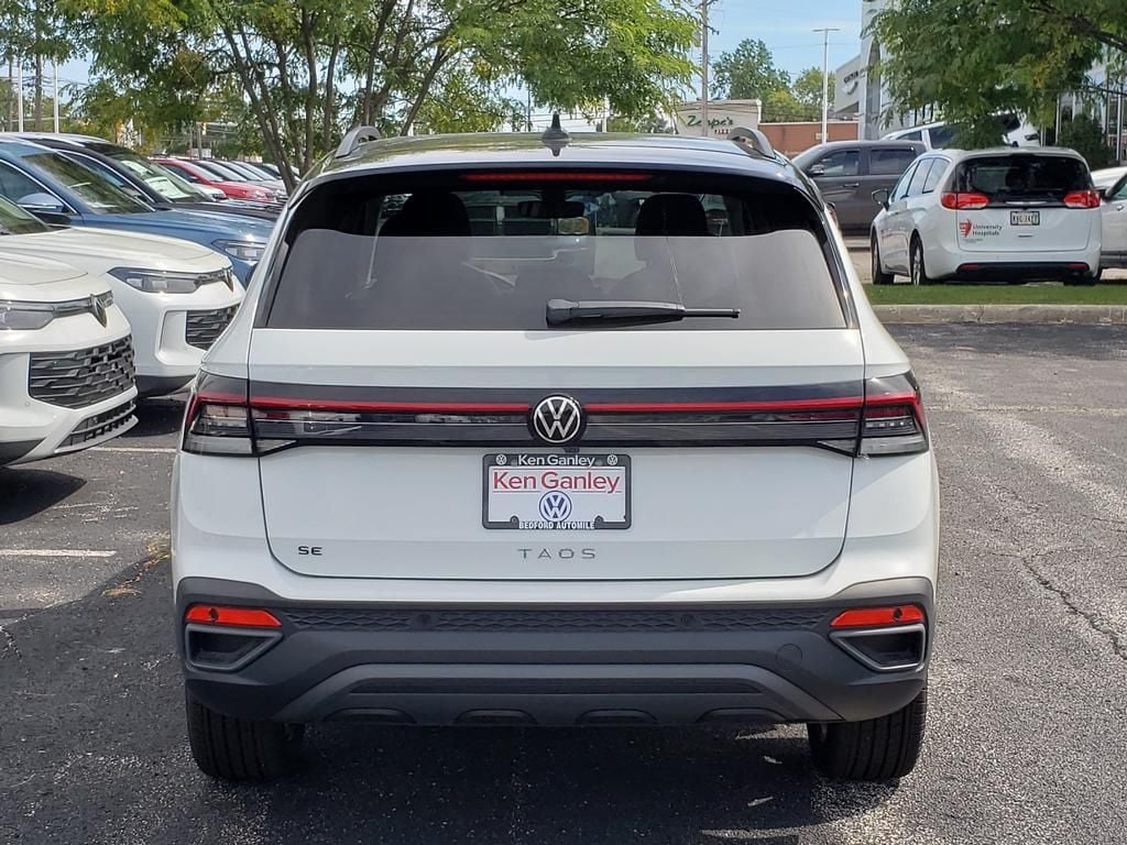 New 2027 Volkswagen Taos 1.5T SE Black SUV