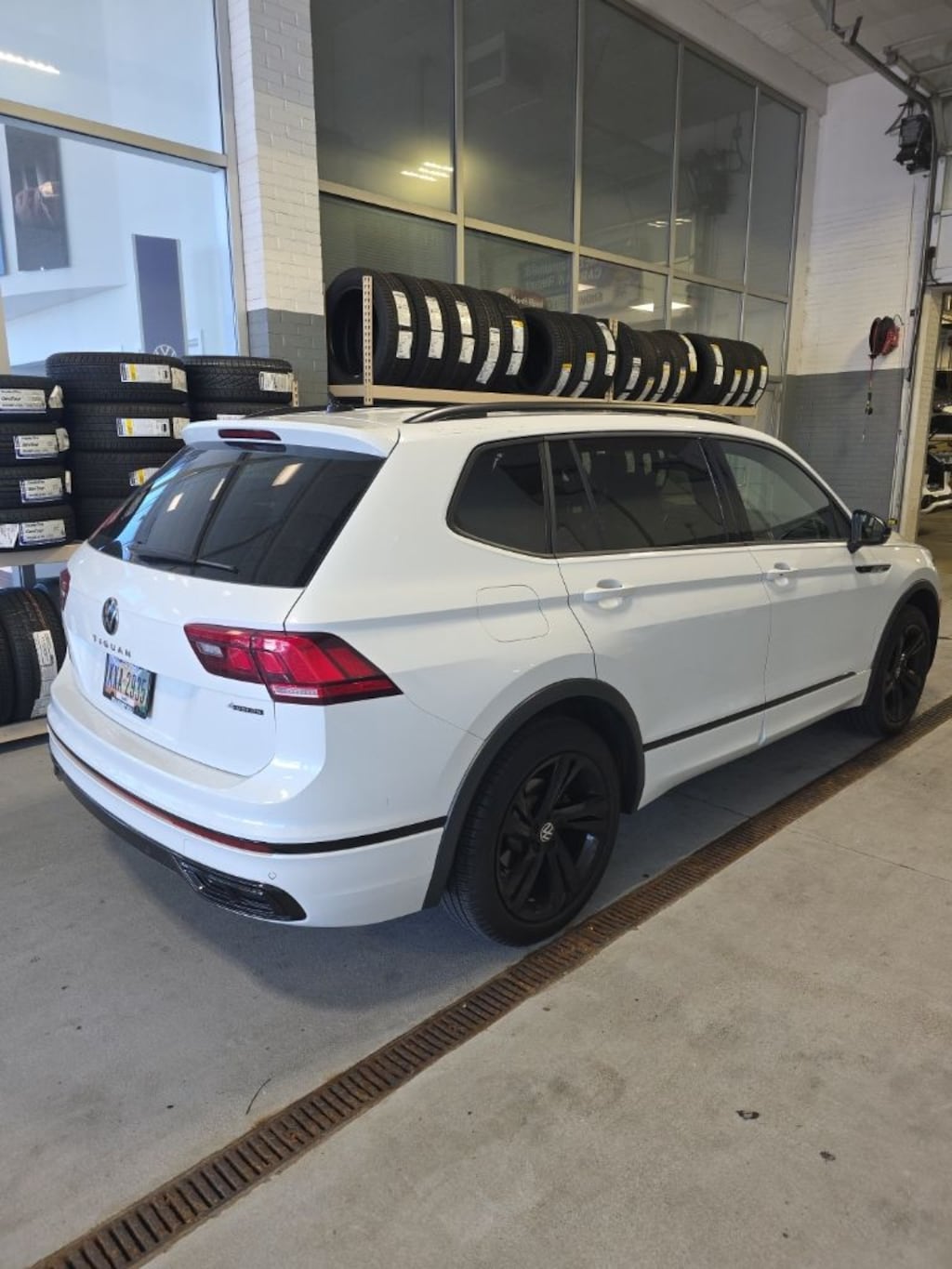 Used 2024 Volkswagen Tiguan 2.0T SE R-Line Black SUV