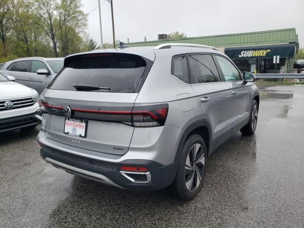 New 2025 Volkswagen Taos 1.5T SE SUV
