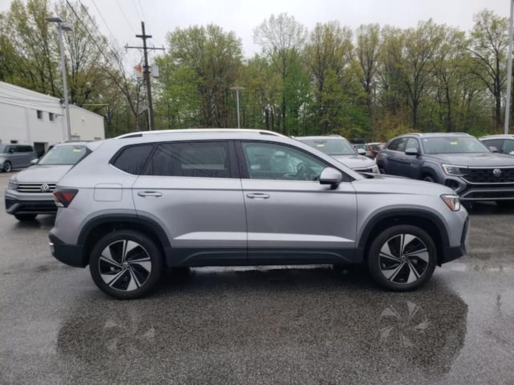 New 2025 Volkswagen Taos 1.5T SE SUV