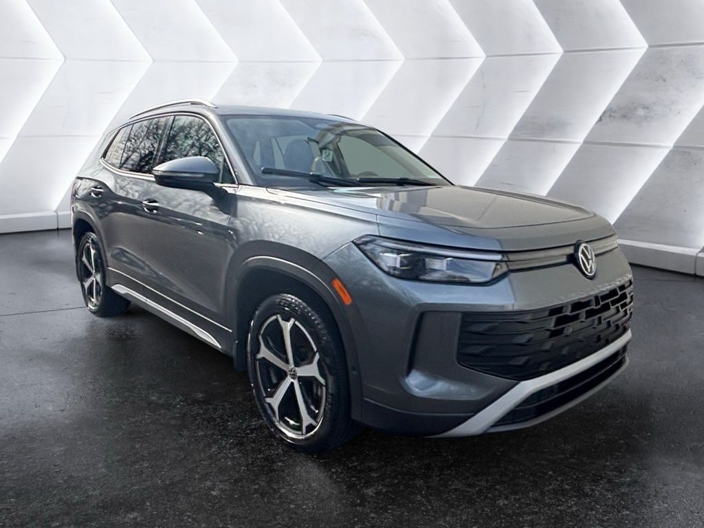New 2025 Volkswagen Tiguan 2.0T SE SUV