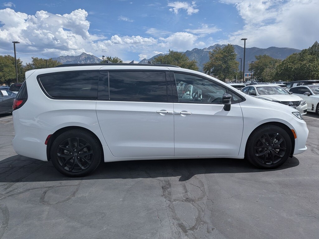 Used 2025 Chrysler Pacifica Limited Van Passenger Van