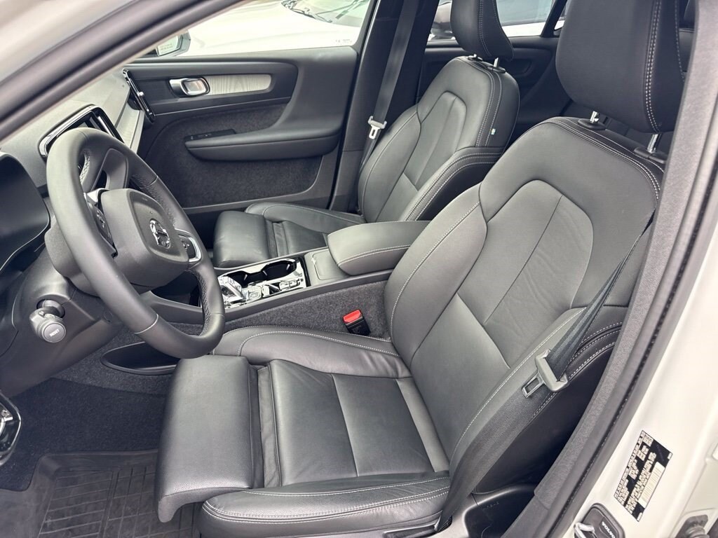 Used 2024 Volvo XC40 Plus Dark Theme B5 AWD Plus Dark Theme