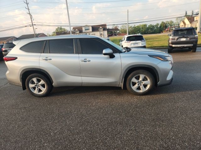 2023 Toyota Highlander LE - Photo 7