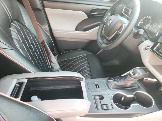 2023 Toyota Highlander LE - Photo 8