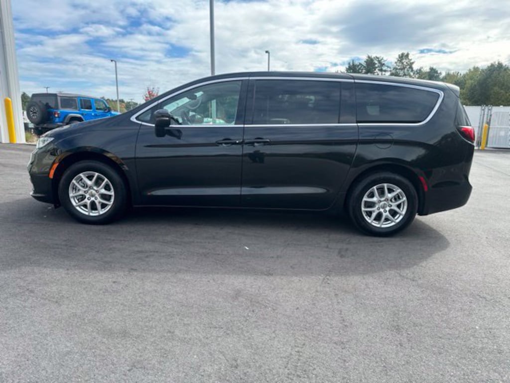 Used 2023 Chrysler Pacifica Touring L