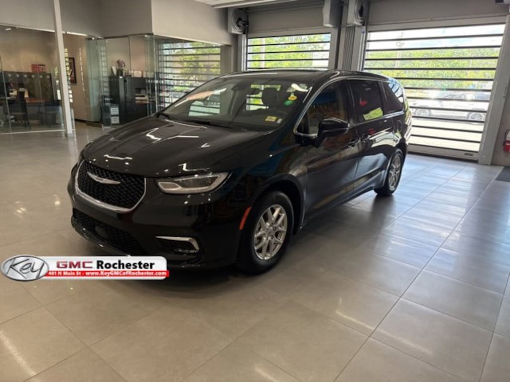 Used 2023 Chrysler Pacifica Touring L