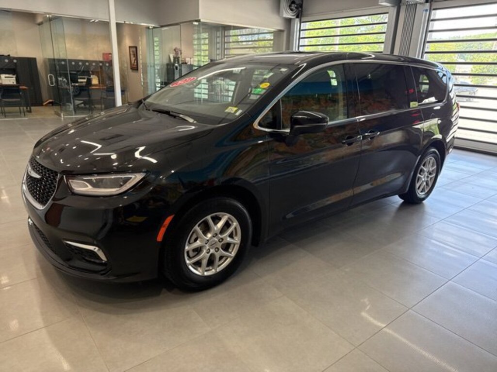 Used 2023 Chrysler Pacifica Touring L