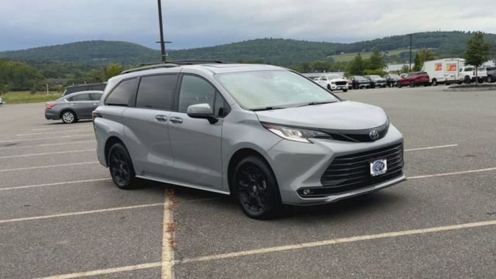 Used 2025 Toyota Sienna XSE Minivan