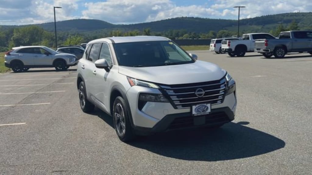 Used 2024 Nissan Rogue SV