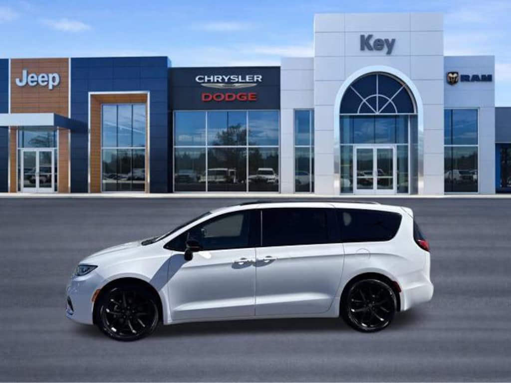 Used 2025 Chrysler Pacifica Limited Minivan/Van