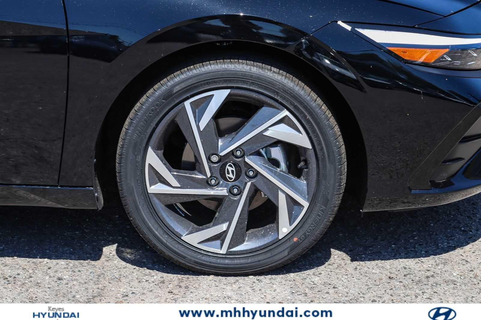 2026 Hyundai Elantra Limited - Photo 9