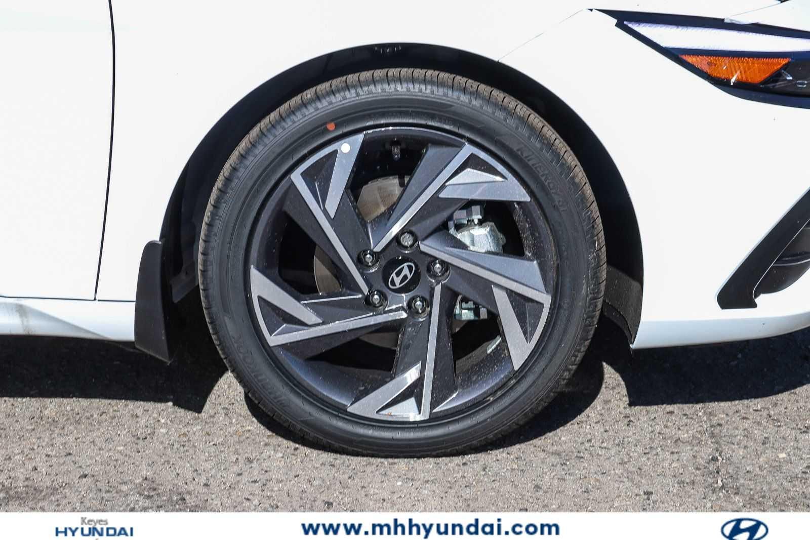2026 Hyundai Elantra Limited - Photo 9