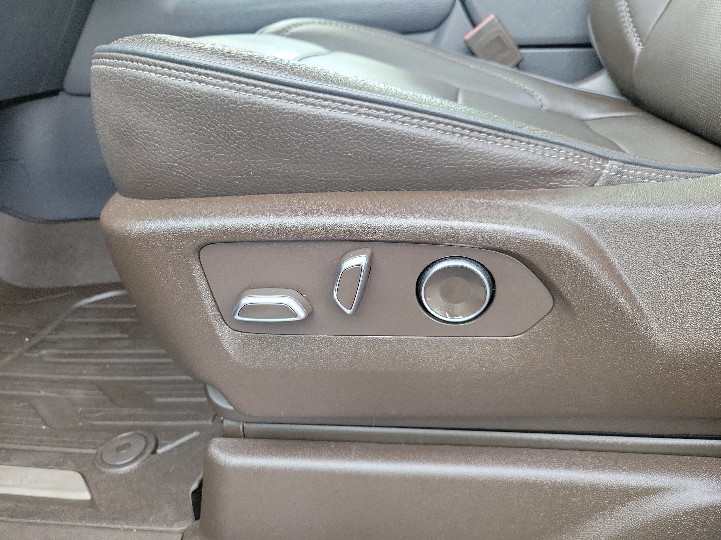 2021 GMC Yukon Denali - Photo 25