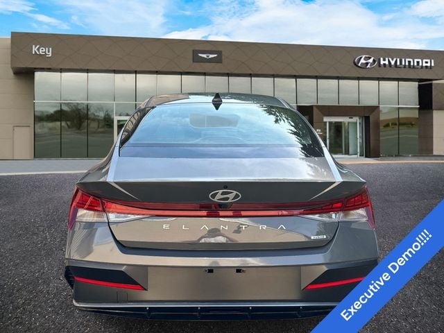 2025 Hyundai Elantra Limited - Photo 7