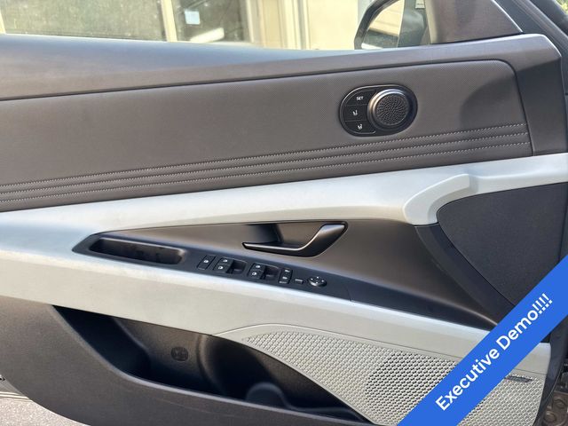 2025 Hyundai Elantra Limited - Photo 19