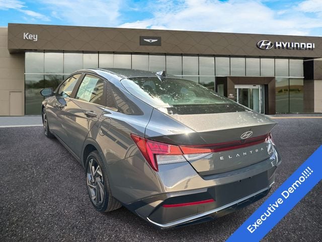 2025 Hyundai Elantra Limited - Photo 8