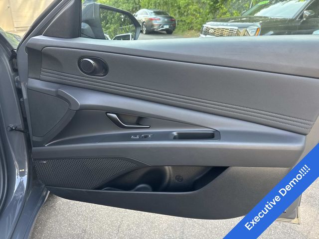 2025 Hyundai Elantra Limited - Photo 25