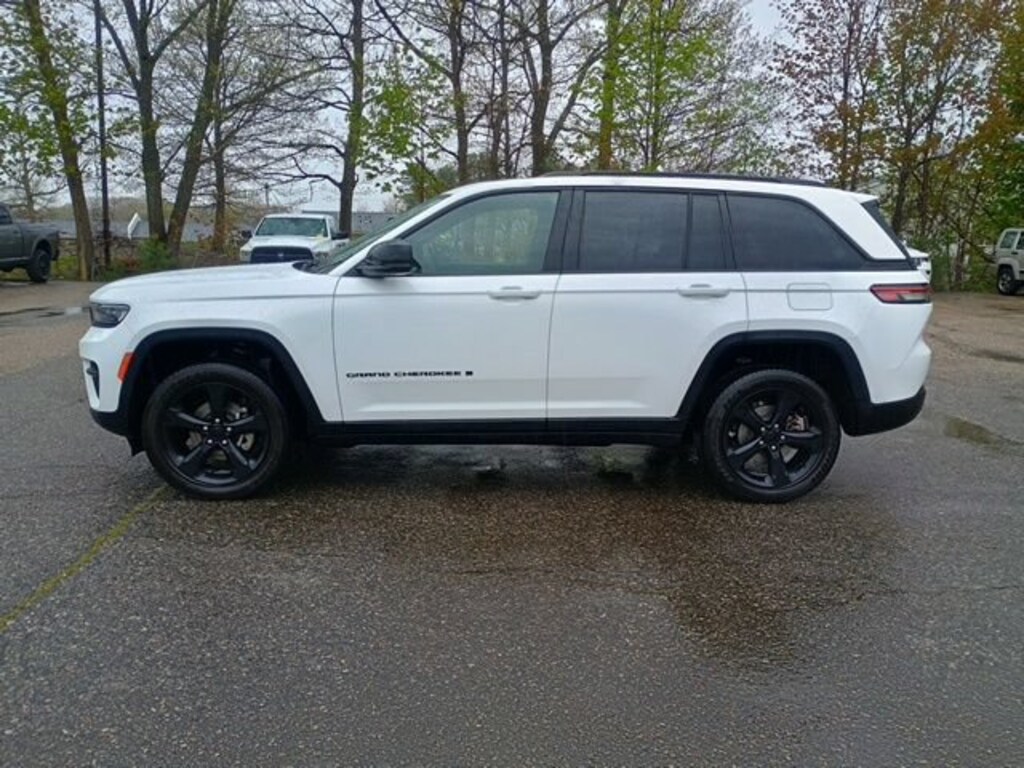 Used 2023 Jeep Grand Cherokee Altitude 4x4 SUV