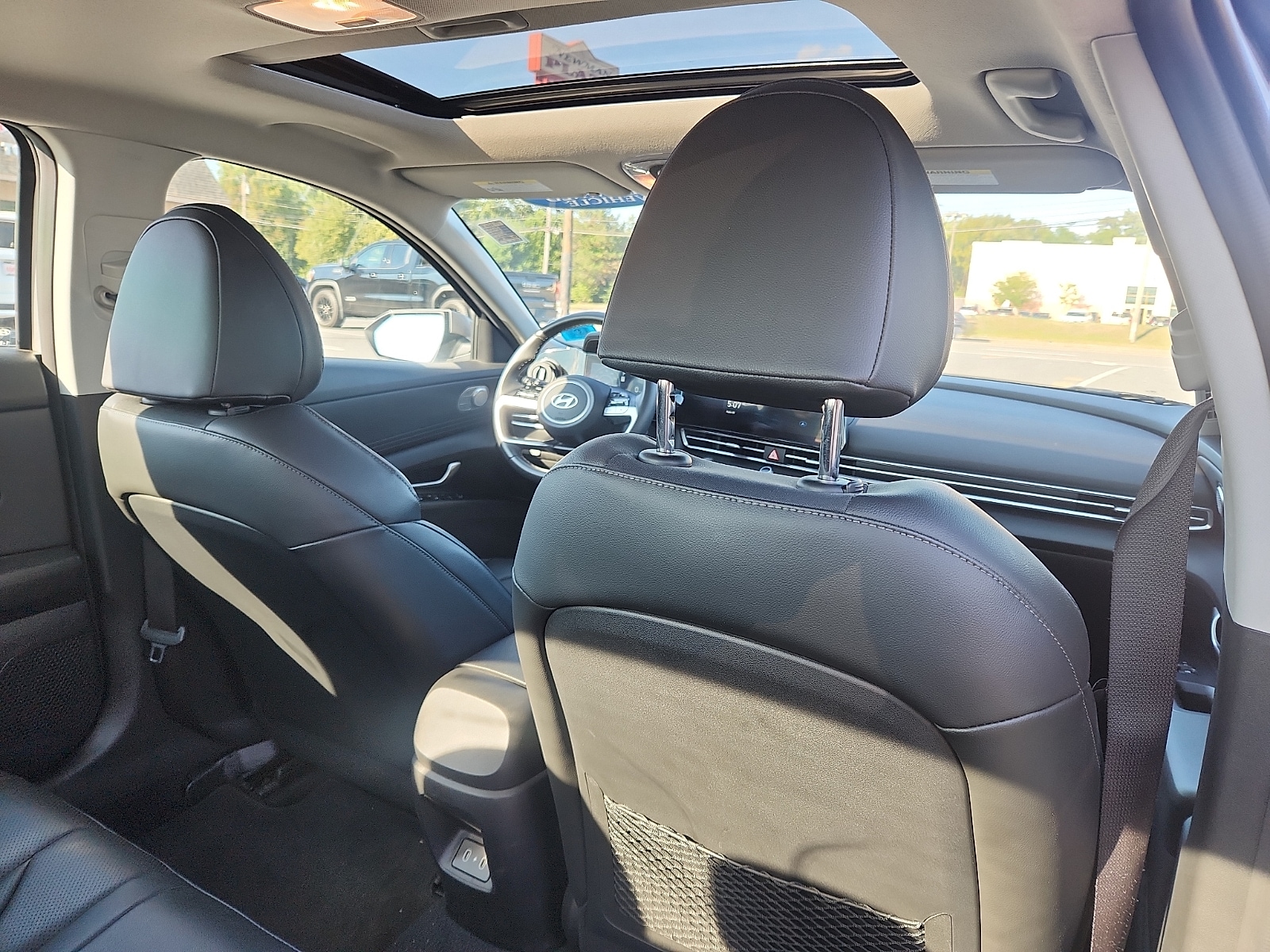 2025 Hyundai Elantra Limited - Photo 28