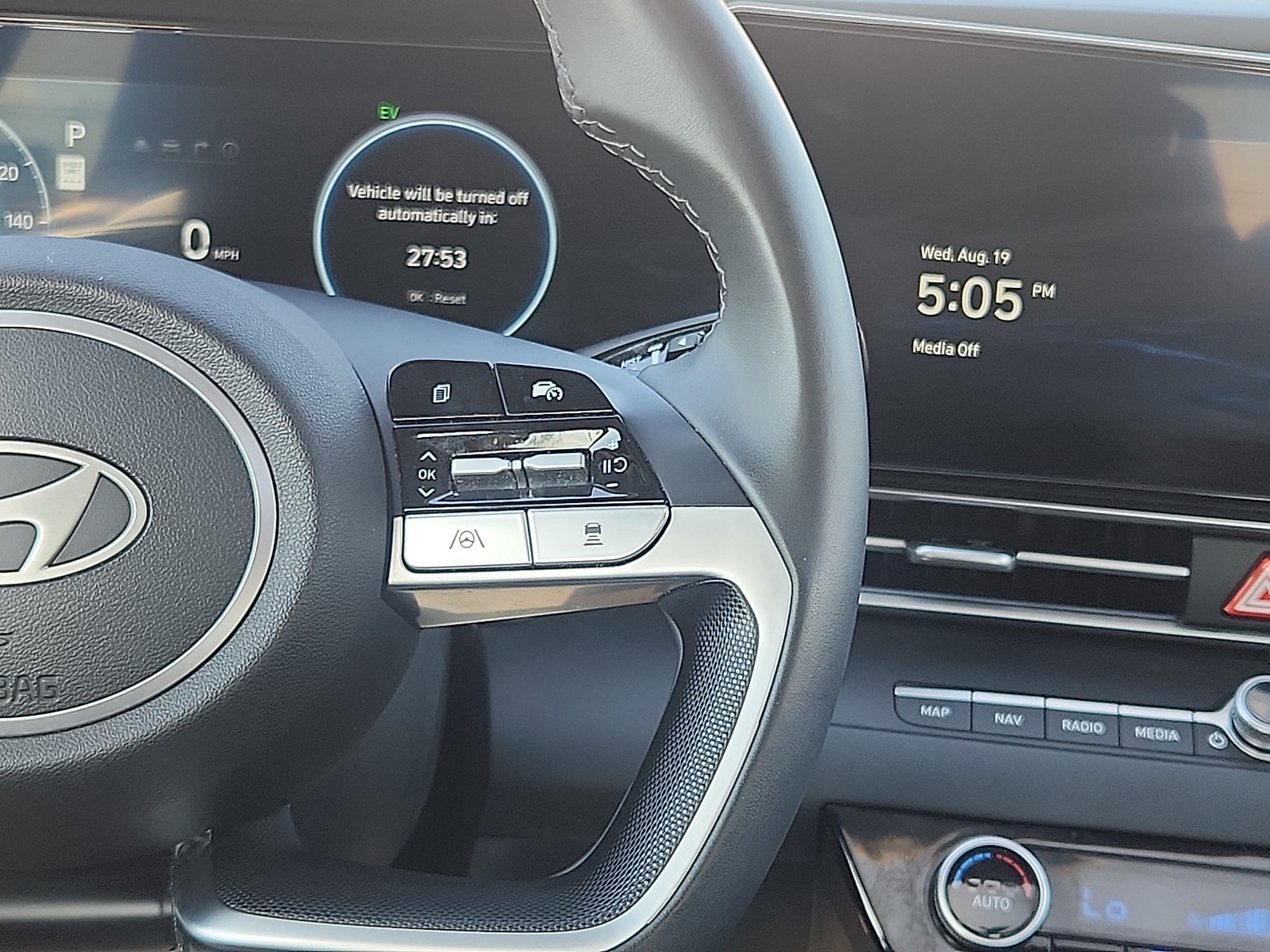 2025 Hyundai Elantra Limited - Photo 16