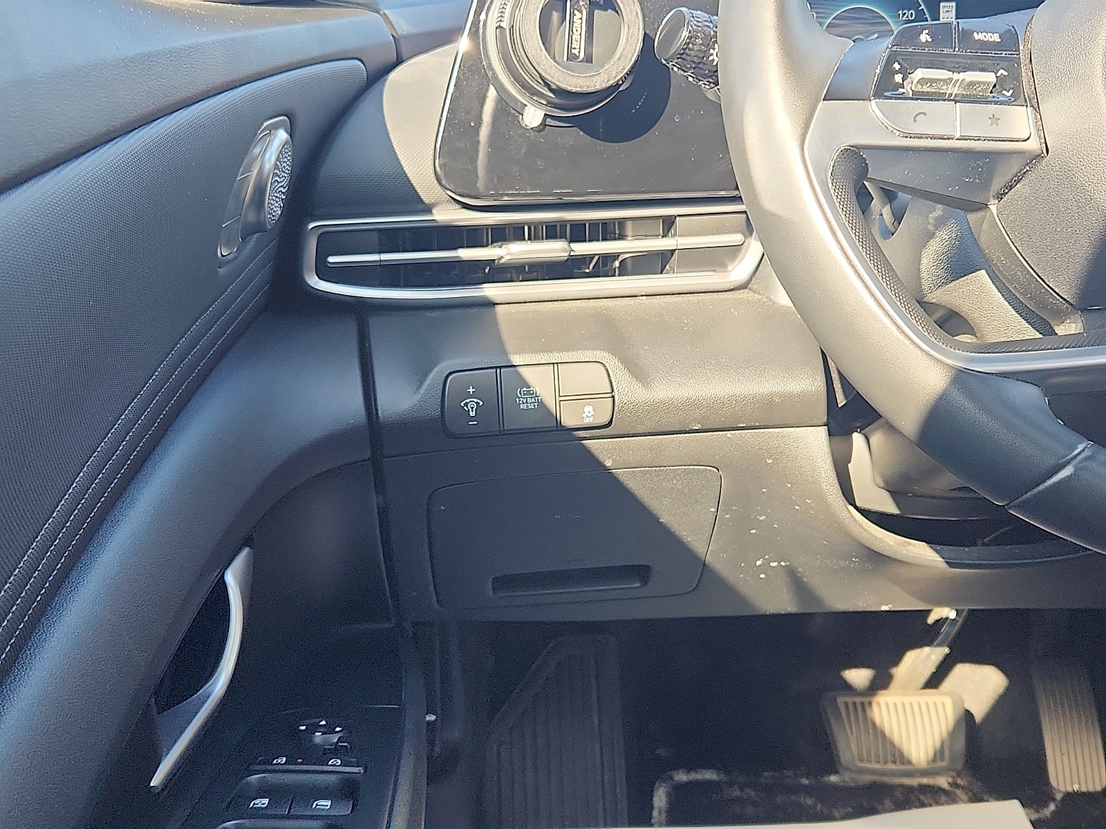2025 Hyundai Elantra Limited - Photo 13