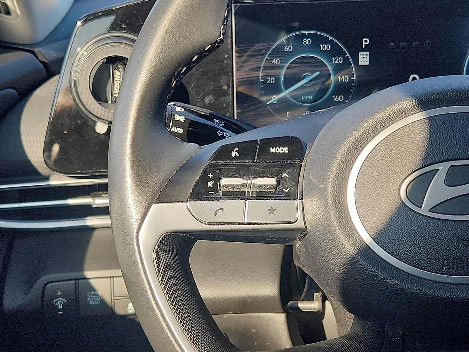 2025 Hyundai Elantra Limited - Photo 15
