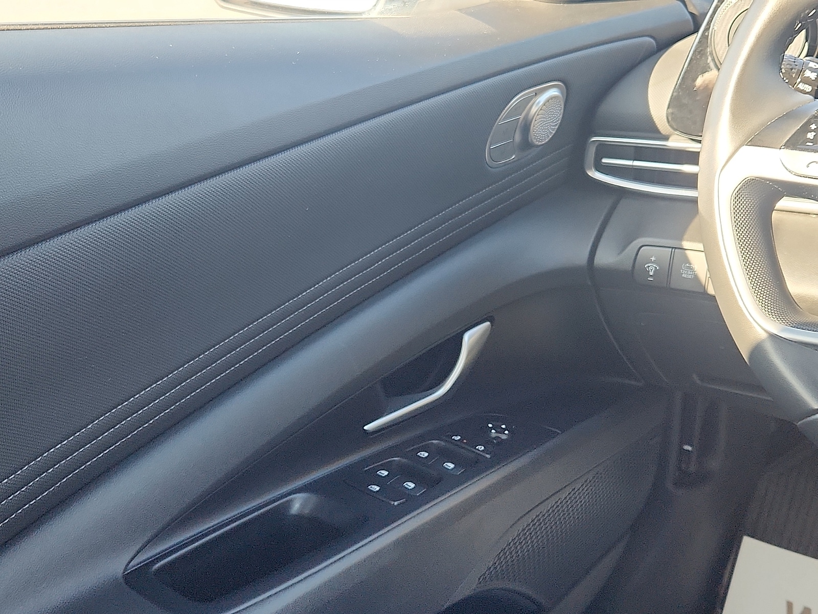 2025 Hyundai Elantra Limited - Photo 12