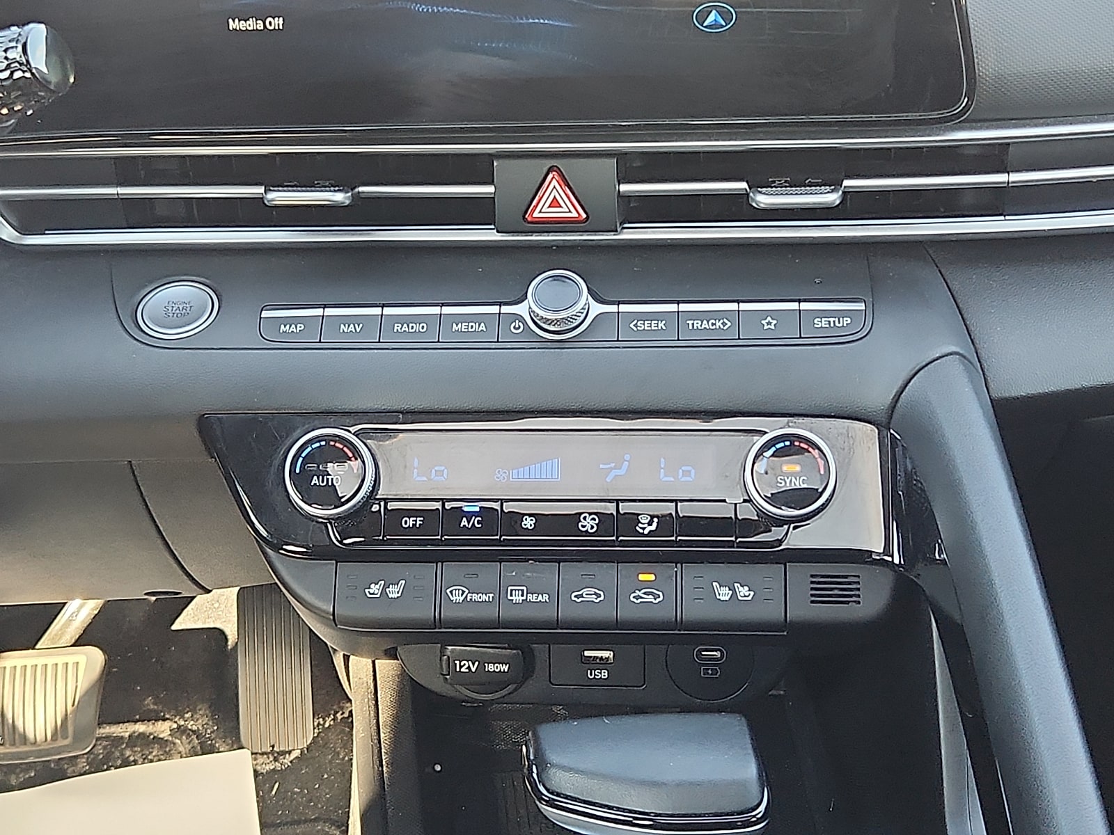 2025 Hyundai Elantra Limited - Photo 18