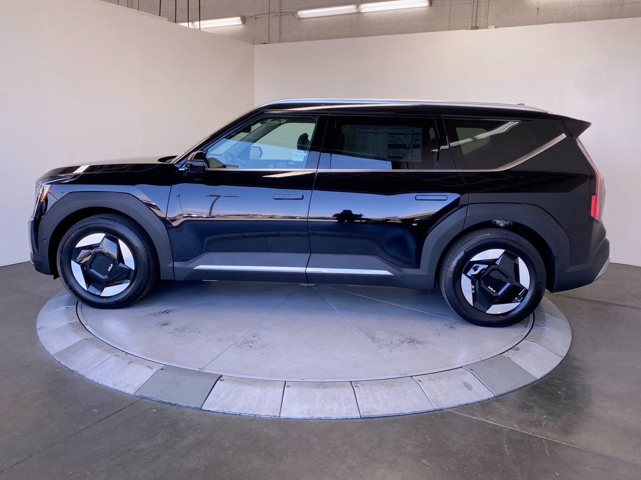 New 2026 Kia EV9 Wind SUV