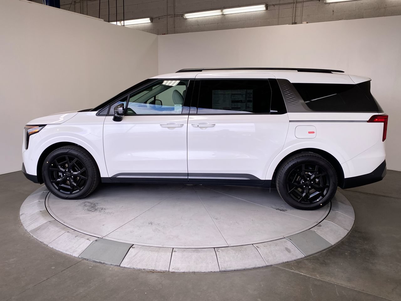 New 2027 Kia Carnival Hybrid SX Van Passenger Van