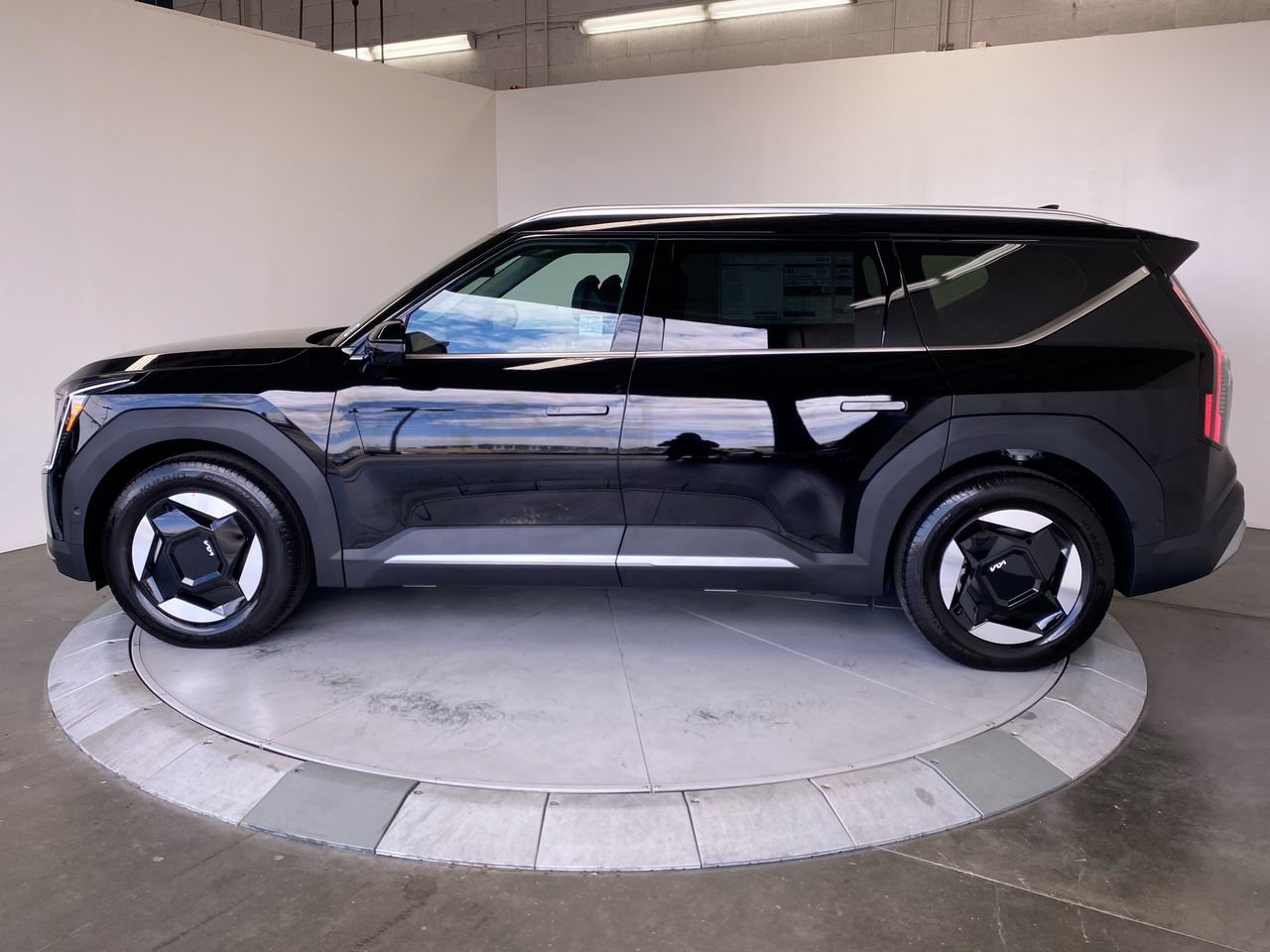 New 2026 Kia EV9 Wind SUV