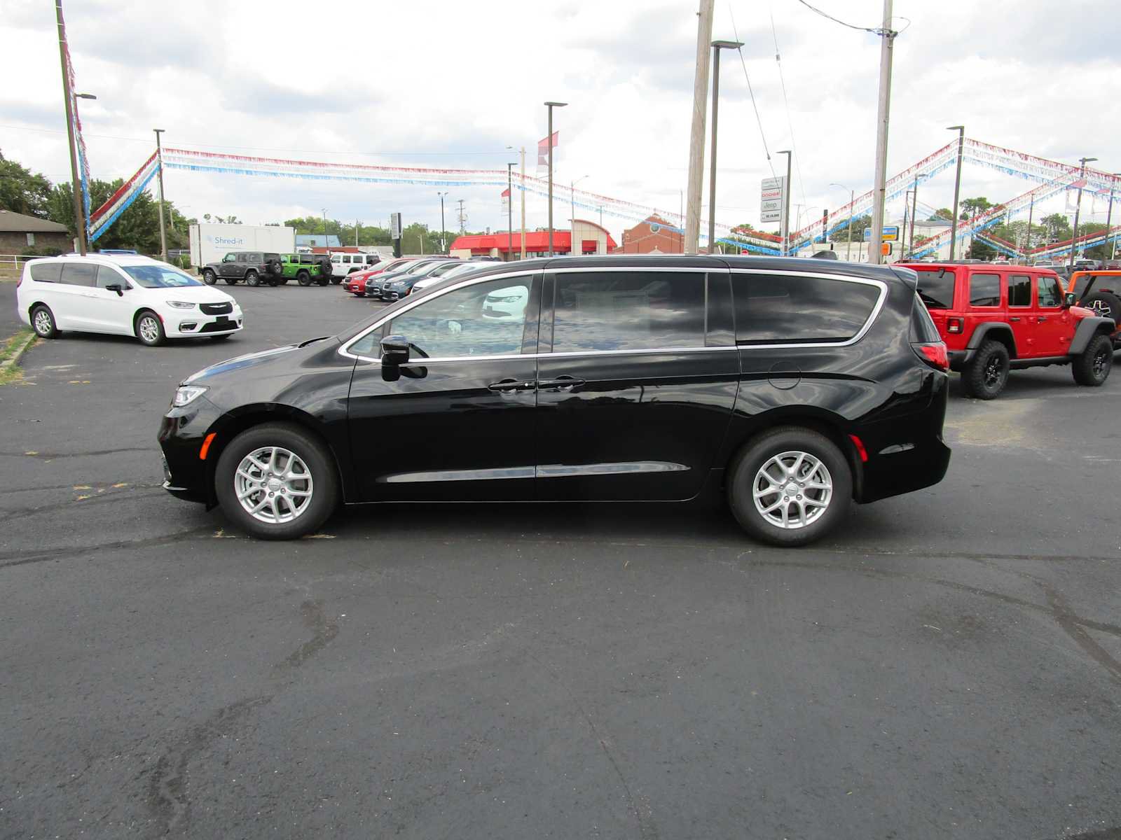 2026 Chrysler Pacifica SELECT Passenger Van