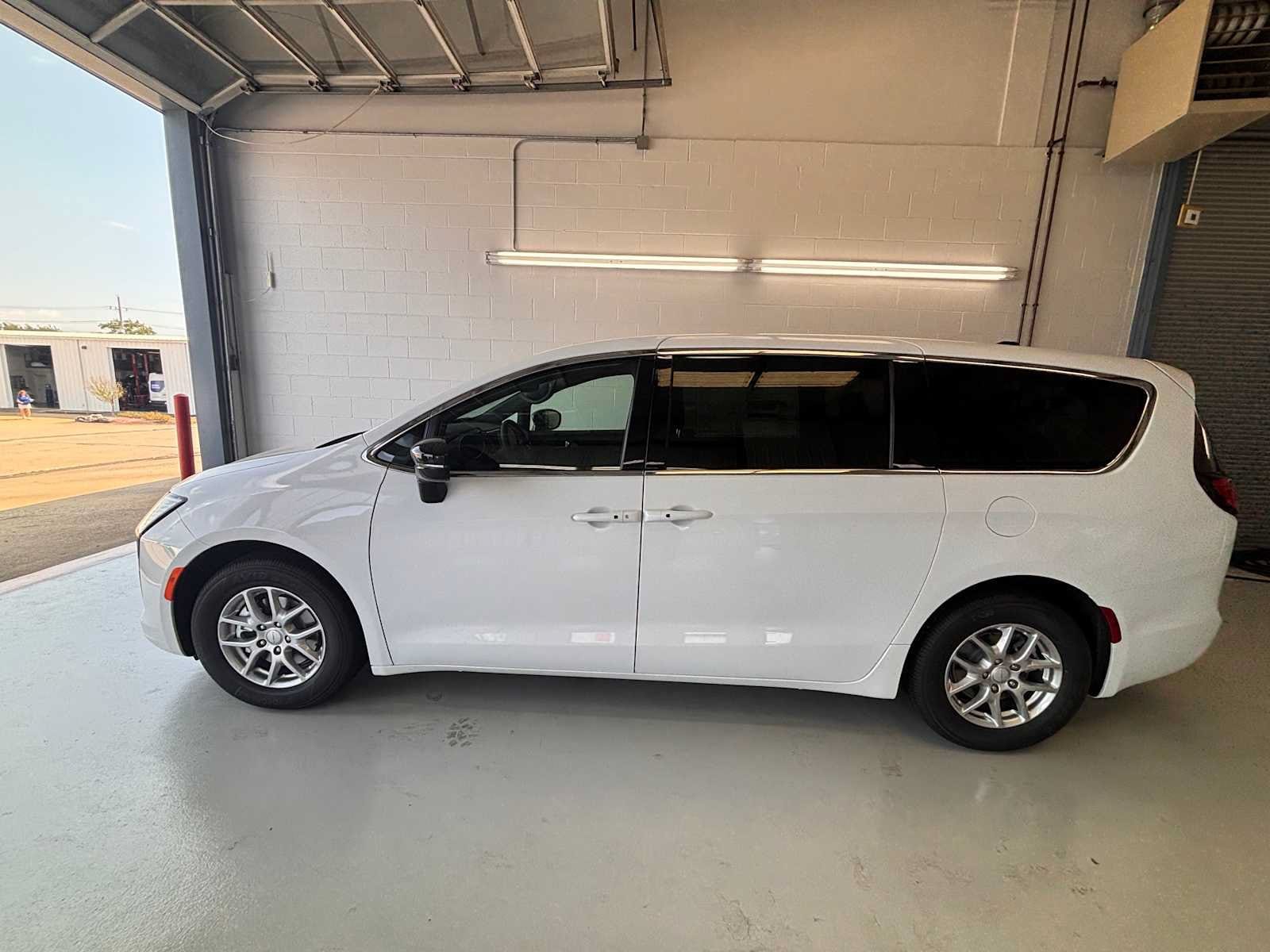 2027 Chrysler Pacifica Select