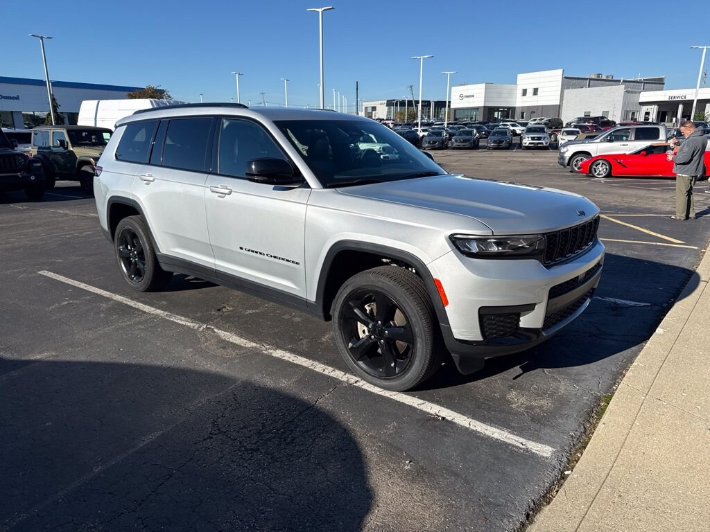 Used 2023 Jeep Grand Cherokee L Laredo SUV