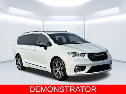 Featured 2026 Chrysler Pacifica Pinnacle Passenger Van for sale in Cincinnati, OH