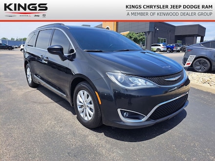 Featured 2017 Chrysler Pacifica Touring-L Van for sale in Cincinnati, OH