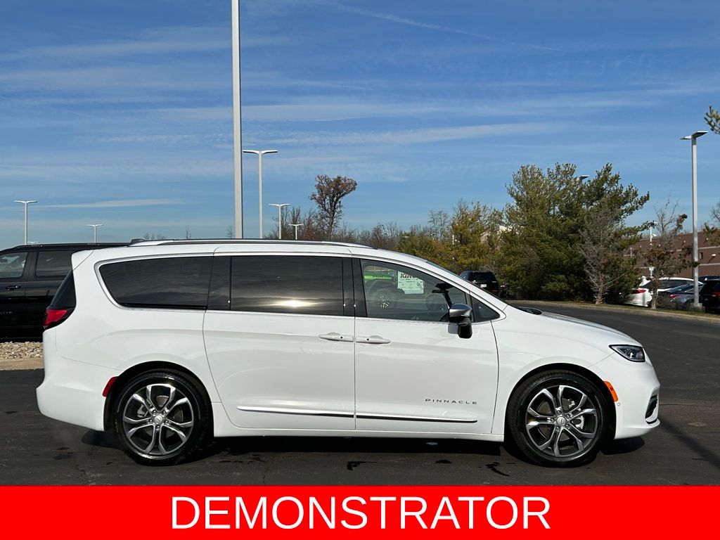 2026 Chrysler Pacifica Pinnacle - Photo 8