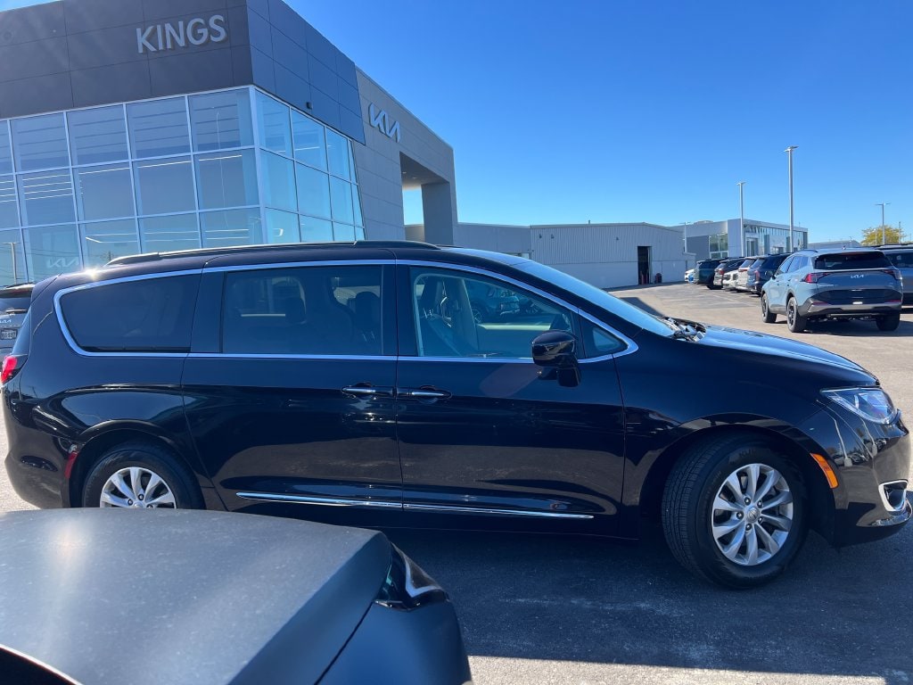 Used 2017 Chrysler Pacifica Touring L Minivan/Van