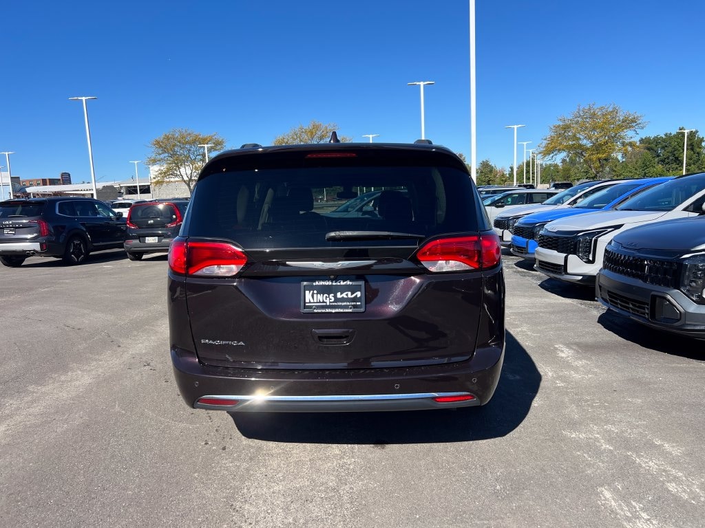 Used 2017 Chrysler Pacifica Touring L Minivan/Van